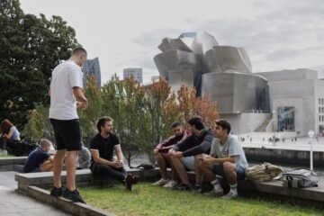 Más empleo y menos emancipación, la paradoja de los jóvenes en España