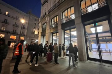 El furor por el iPhone Duo llega a las tiendas: horas de espera para adquirir el plegable de 2.300 euros frente a los acampados de Sol