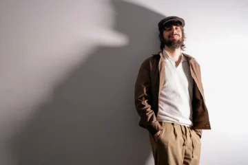 El paseo de un David Uclés visiblemente impresionado en la acampada de Sol: «Es un pulmón que respira, una ciudad viva»