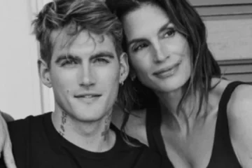 Cindy Crawford se refugia en su familia y amigos para aliviar el dolor insoportable por la muerte de su hijo: «Está sobrepasada»
