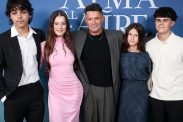 Alejandro Sanz reúne por primera vez a sus cuatro hijos con su novia, Stephanie Cayo: su posado para recordar