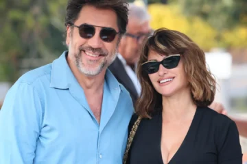 Leo Bardem, el hijo mayor de Penélope Cruz y Javier Bardem, debuta en el cine a lo grande junto a su madre en ‘La bola negra’