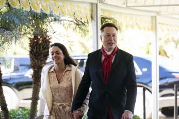 La pareja de Elon Musk, madre de cuatro de sus hijos, anuncia el abrupto fin de su relación con el magnate