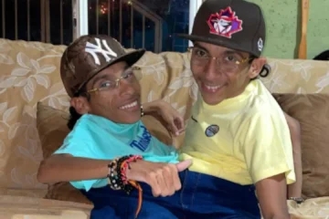 El emotivo funeral de los hermanos siameses de Ecuador, José Luis y José Armando, tras su muerte: flores, una misa y una procesión