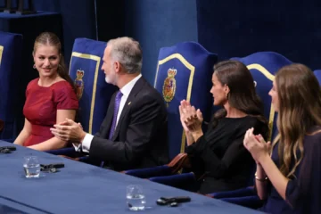 Leonor desvela en los Princesa de Asturias el día que su hermana fue al cine por primera vez: «Está en el regazo de mi madre…»