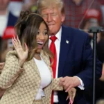 Nicki Minaj sube al avión presidencial y acompaña en un mitin a Trump, que elogia su «culo precioso»: «Es difícil no verlo»
