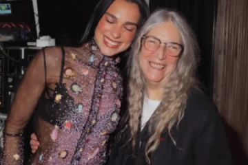 Patti Smith emociona a Dua Lipa al recordar su estancia en Oviedo: «Ver a los niños que cantaban mi himno fue maravilloso»