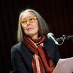 Maridos bellos, gigantes rojos o la disolución del yo: cinco obras fundamentales para conocer a Anne Carson