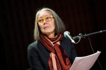 Maridos bellos, gigantes rojos o la disolución del yo: cinco obras fundamentales para conocer a Anne Carson