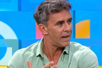 Alonso Caparrós se convierte en abuelo a los 55 años y muestra el «primer abrazo» con su nieta: «Grabado a fuego en mi alma»